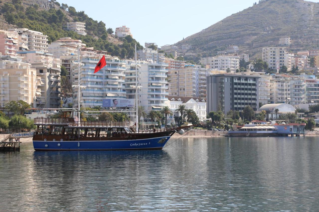Luxury Seafront Apartments Sarande Bagian luar foto