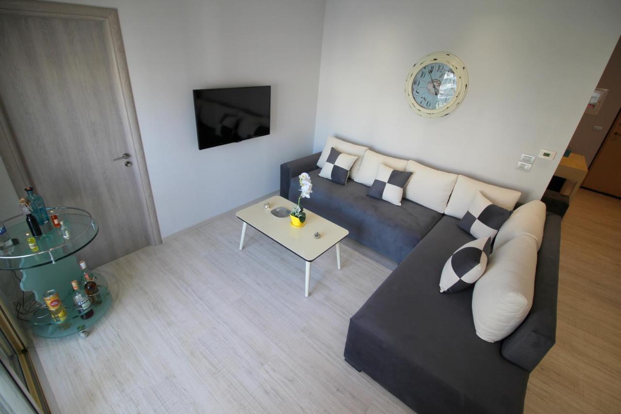 Luxury Seafront Apartments Sarande Bagian luar foto