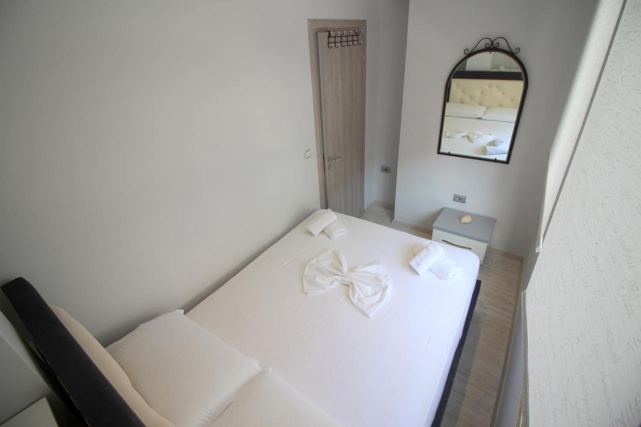 Luxury Seafront Apartments Sarande Bagian luar foto